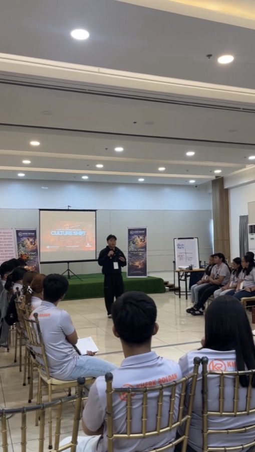 A facilitated session in a company hall