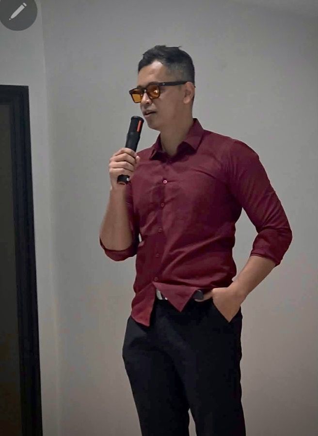 A SoulSync facilitator speaking to a team